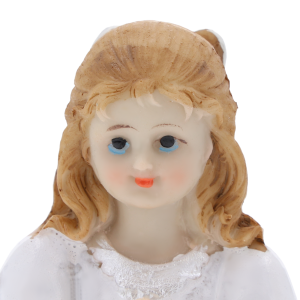 Szczegółowy portret twarzy figurki dziewczynki komunijnej. Widoczne delikatne rysy i jasne włosy.
