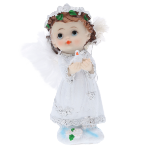 Biała figurka aniołka z gołębiem o wysokości 12 cm, zdobiona srebrnymi akcentami i piórami, idealna na komunię.