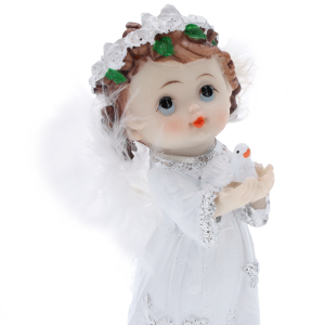 Zbliżenie na górną część figurki ukazujące twarz, wianek z zielonymi listkami i dłonie trzymające białego ptaka.