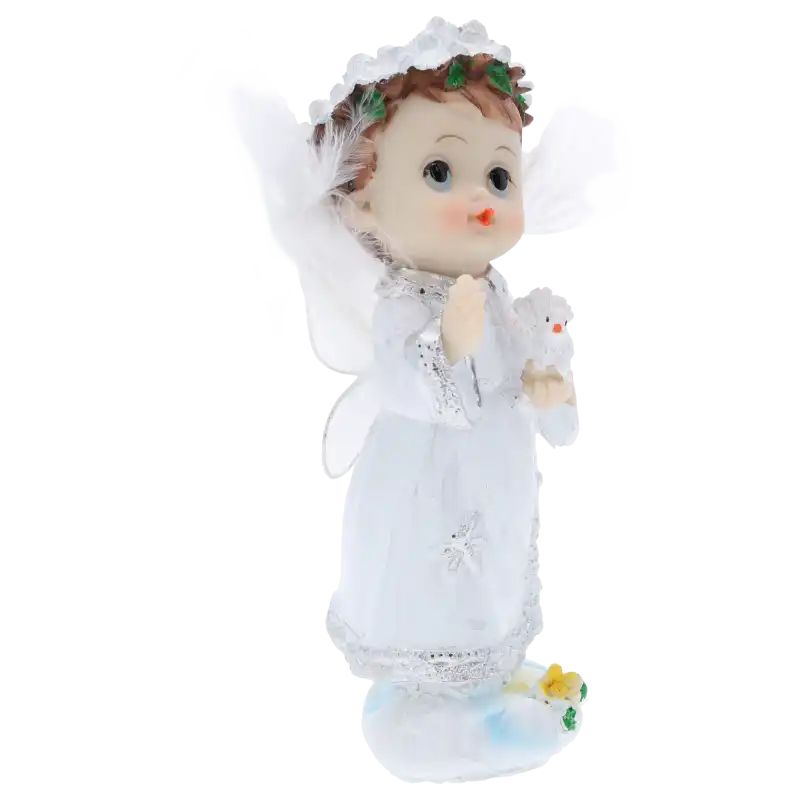 Figurka aniołka z gołębiem ukazana w ujęciu z profilu, eksponująca detale szaty oraz charakterystyczne skrzydła z piór.