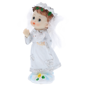 Półprofil figurki aniołka trzymającego gołębia, pokazujący precyzyjne wykończenie postaci oraz drobne elementy dekoracyjne.