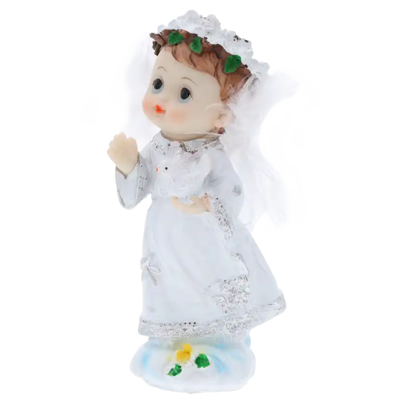 Półprofil figurki aniołka trzymającego gołębia, pokazujący precyzyjne wykończenie postaci oraz drobne elementy dekoracyjne.