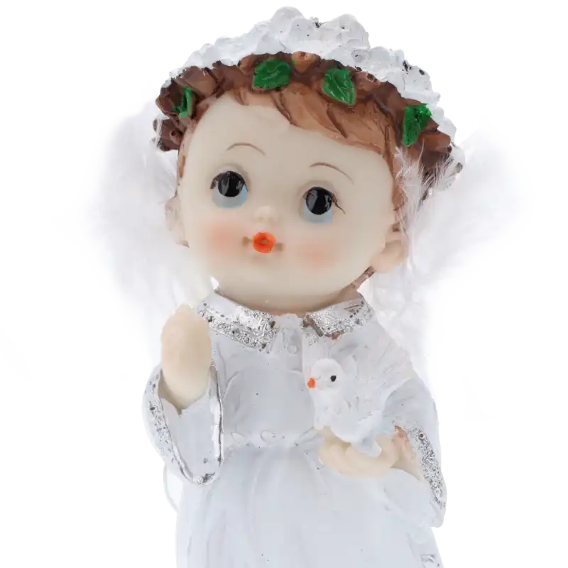 Portretowe zbliżenie na twarz figurki aniołka, prezentujące rysy postaci, wianek oraz trzymanego w dłoniach gołębia.