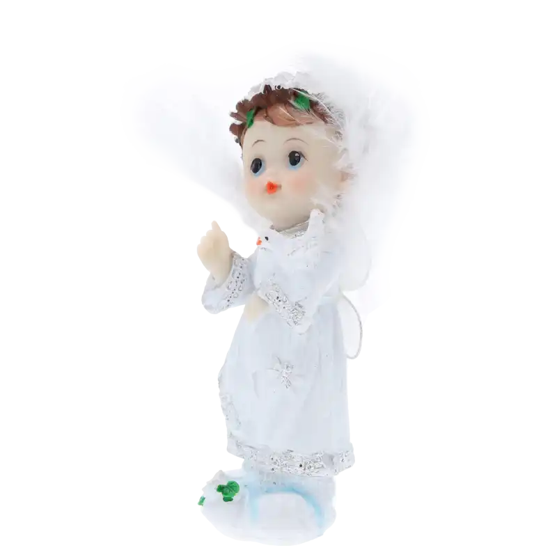 Figurka aniołka z gołębiem w ujęciu z profilu, eksponująca subtelną postawę postaci oraz delikatne zdobienia szaty.