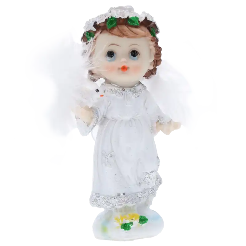 Frontowy widok figurki aniołka z gołębiem o wysokości 12 cm. Biała dekoracja posiada zdobienia i skrzydła z piór.