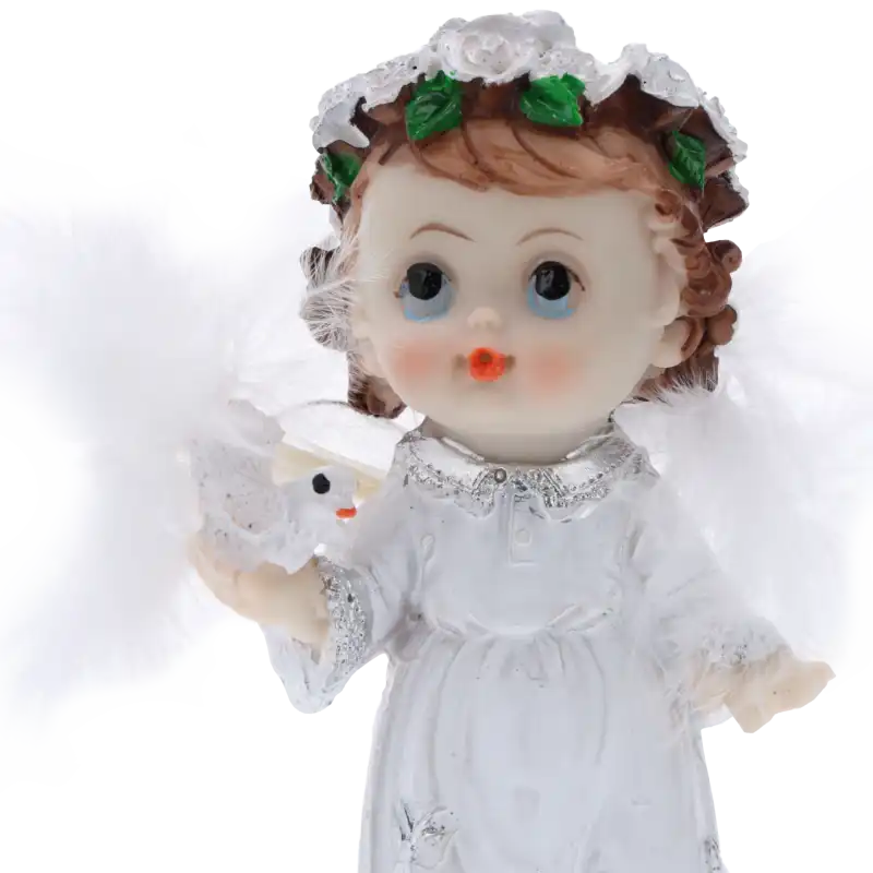 Portretowe zbliżenie na twarz figurki aniołka z gołębiem, eksponujące detale malowanej twarzy i wianka z kwiatów.