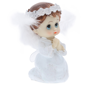 Figurka aniołka chłopca 10 cm ukazana pod kątem. Widoczne złożone do modlitwy dłonie i zdobienia na szacie w odcieniach bieli i srebra.