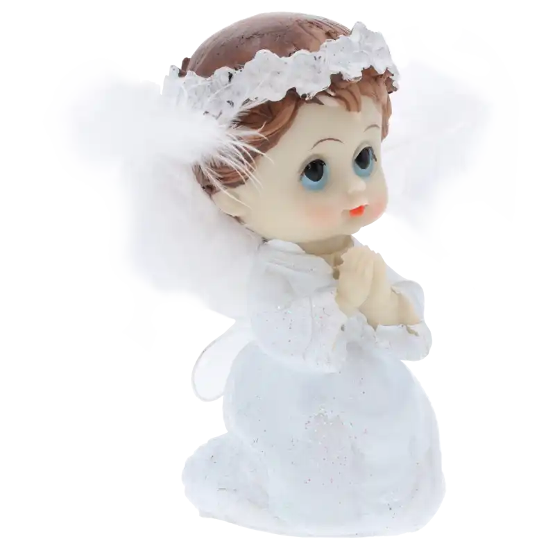 Figurka aniołka chłopca 10 cm ukazana pod kątem. Widoczne złożone do modlitwy dłonie i zdobienia na szacie w odcieniach bieli i srebra.