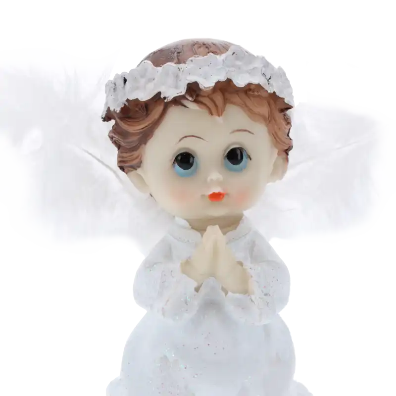 Prezentacja głowy i torsu figurki aniołka. Widoczne błękitne oczy, wianek na brązowych włosach oraz błyszczące detale na komunijnej szacie.