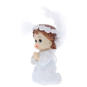 Figurka aniołka dziewczynki w białej sukience z brokatem, widok z profilu. Ujęcie prezentujące detale wianka i skrzydeł.