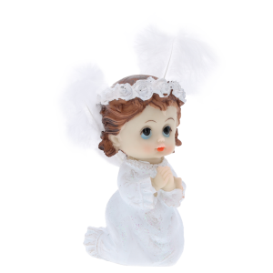 Urocza figurka aniołka dziewczynki o wysokości 10 cm w pozycji modlitewnej. Zbliżenie na detale sukienki i wianka.