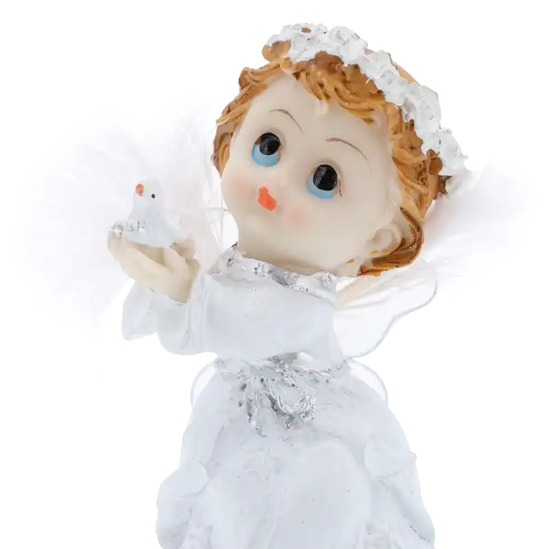 Zbliżenie na twarz białego aniołka z gołębiem o wysokości 12 cm. Figurka posiada delikatne pióra i wianek.