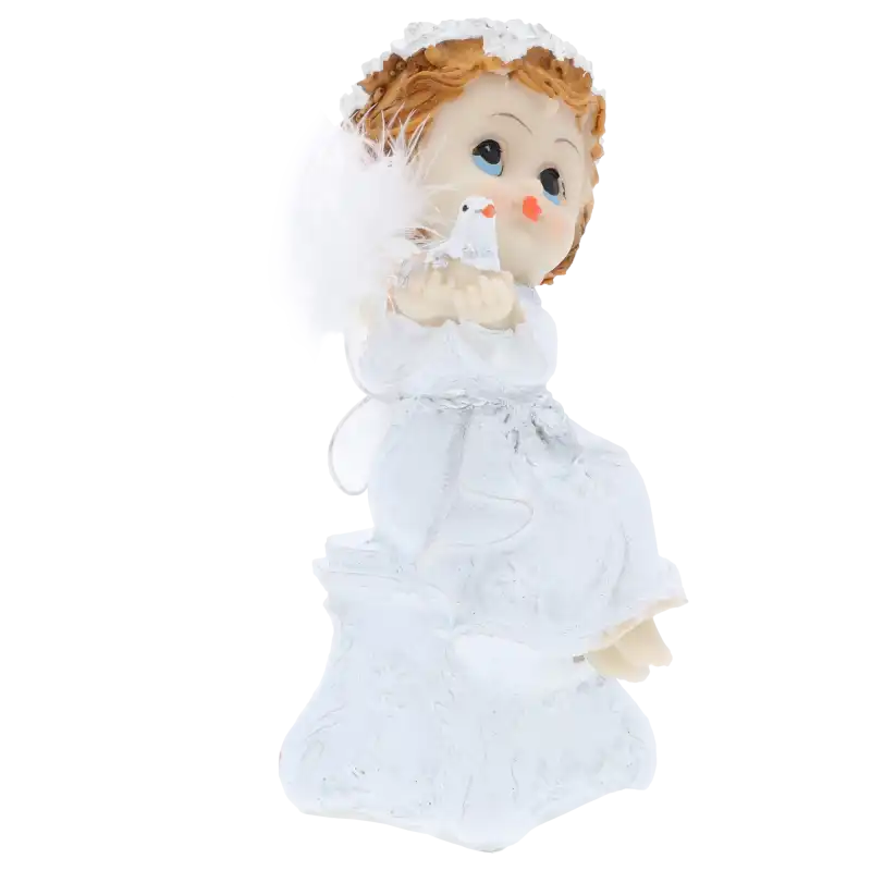 Widok na figurkę aniołka z gołębiem z nieco innej perspektywy bocznej, podkreślający detale zdobień szaty.
