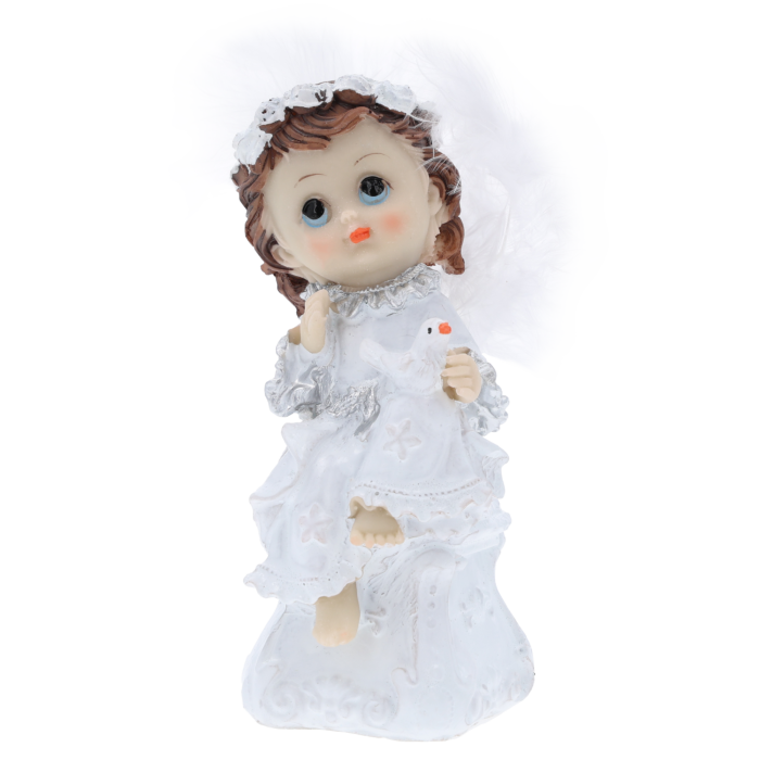 Frontowy widok na białą figurkę aniołka z gołębiem o wysokości 12 cm. Dekoracja posiada delikatne skrzydła z piórek.