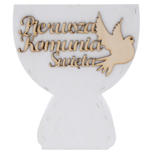 Frontowy widok na biały drewniany kielich komunijny z ozdobnym napisem i wyciętym elementem gołębicy na bocznej ściance.