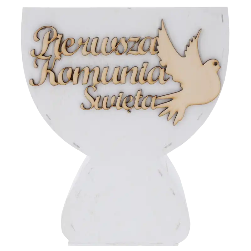 Frontowy widok na biały drewniany kielich komunijny z ozdobnym napisem i wyciętym elementem gołębicy na bocznej ściance.
