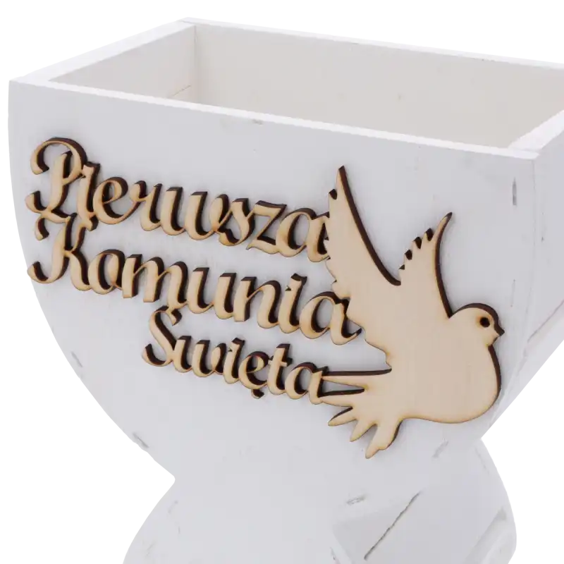 Zbliżenie na detale drewnianego kielicha komunijnego, w tym grawerowany napis oraz fakturę białego drewna.