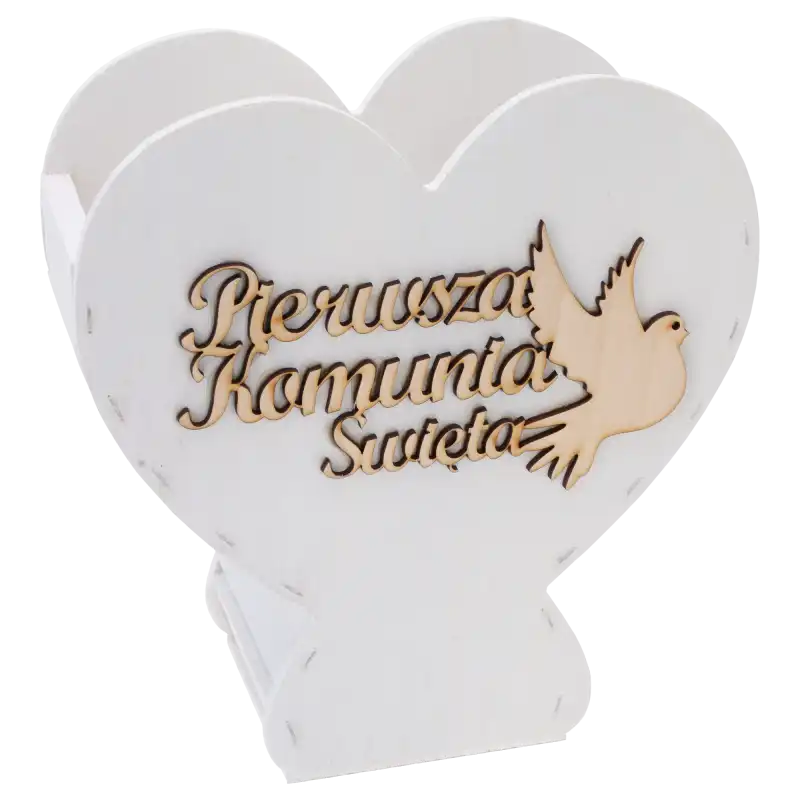 Biały drewniany kielich komunijny o wysokości 22 cm z ozdobnym napisem oraz motywem gołębicy na froncie w kształcie serca.
