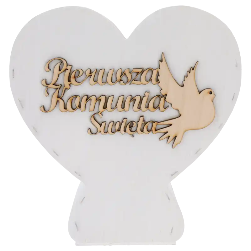 Centralne ujęcie drewnianego naczynia w kształcie serca z wygrawerowanym napisem Pierwsza Komunia Święta i gołębicą.