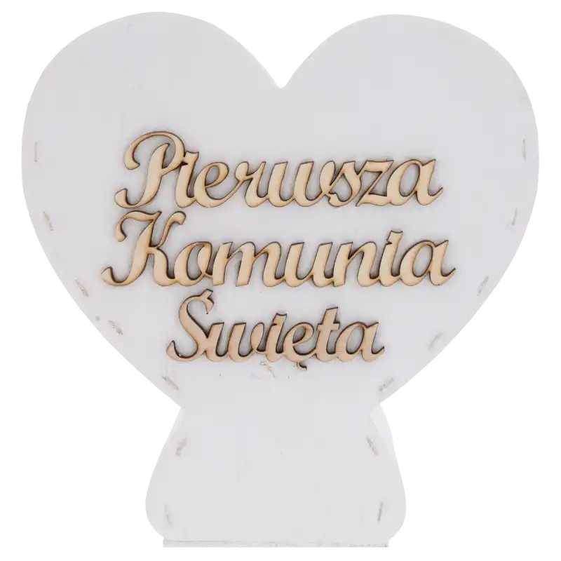 Frontowa część drewnianego kielicha z wyraźnym wygrawerowanym napisem Pierwsza Komunia Święta.