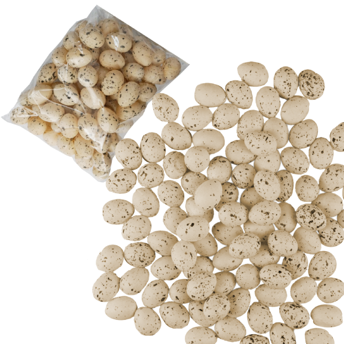 Zestaw 96 sztuk plastikowych jajeczek dekoracyjnych o wysokości 3,5 cm w kolorze kraft z nakrapianym wzorem, widocznych w opakowaniu oraz rozsypanych obok.