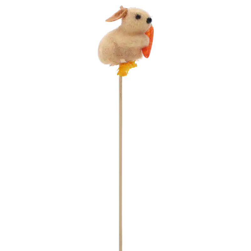 Profilowe ujęcie flokowanego zająca na piku, ukazujące fakturę materiału oraz drewniany patyczek ułatwiający montaż.