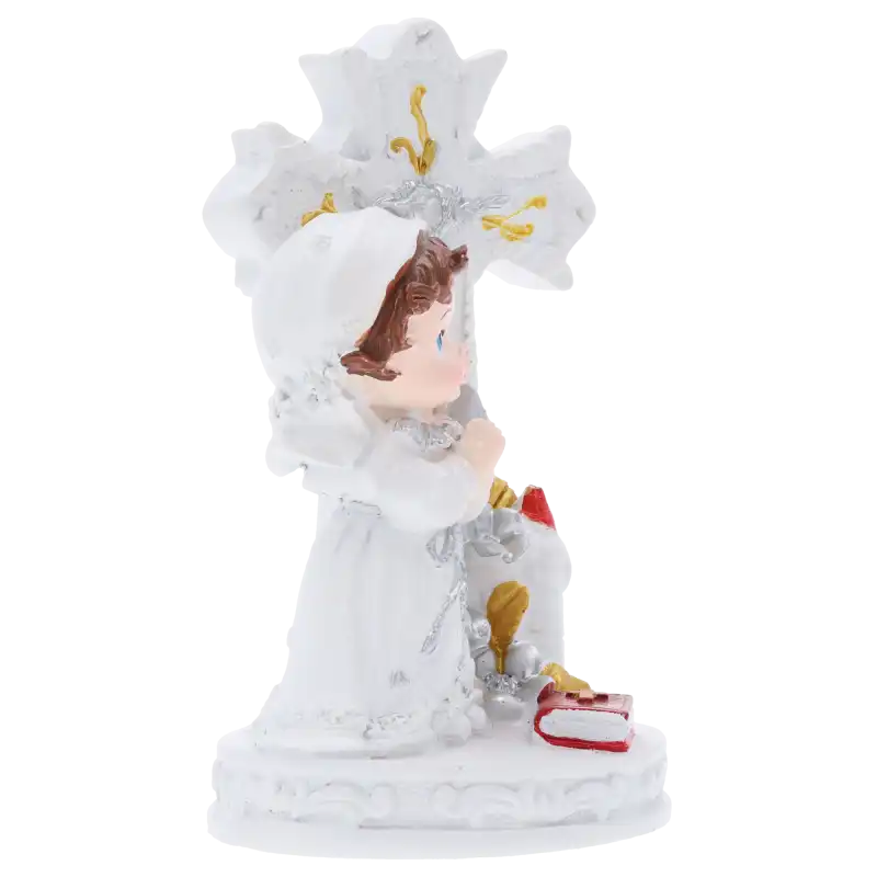 Profilowa prezentacja figurki aniołka z krzyżem, ukazująca trójwymiarowe zdobienia oraz staranne wykończenie dekoracji.