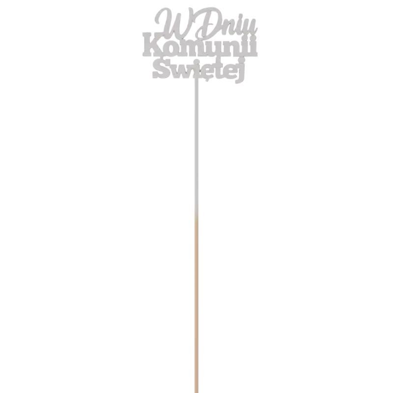 Cały drewniany topper na długim patyczku o łącznej długości 34 cm. Widoczna proporcja napisu względem patyczka mocującego.