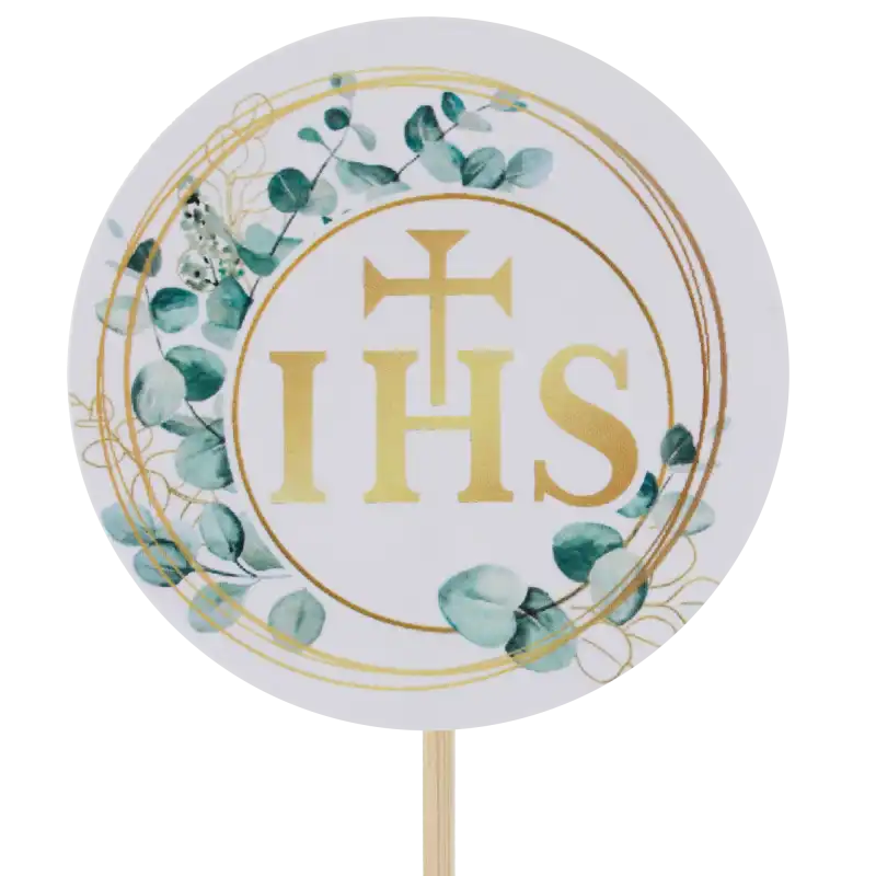 Zbliżenie na okrągły topper komunijny IHS o średnicy 7 cm z motywem złotego symbolu i eukaliptusa, zamontowany na piku o długości 29 cm.