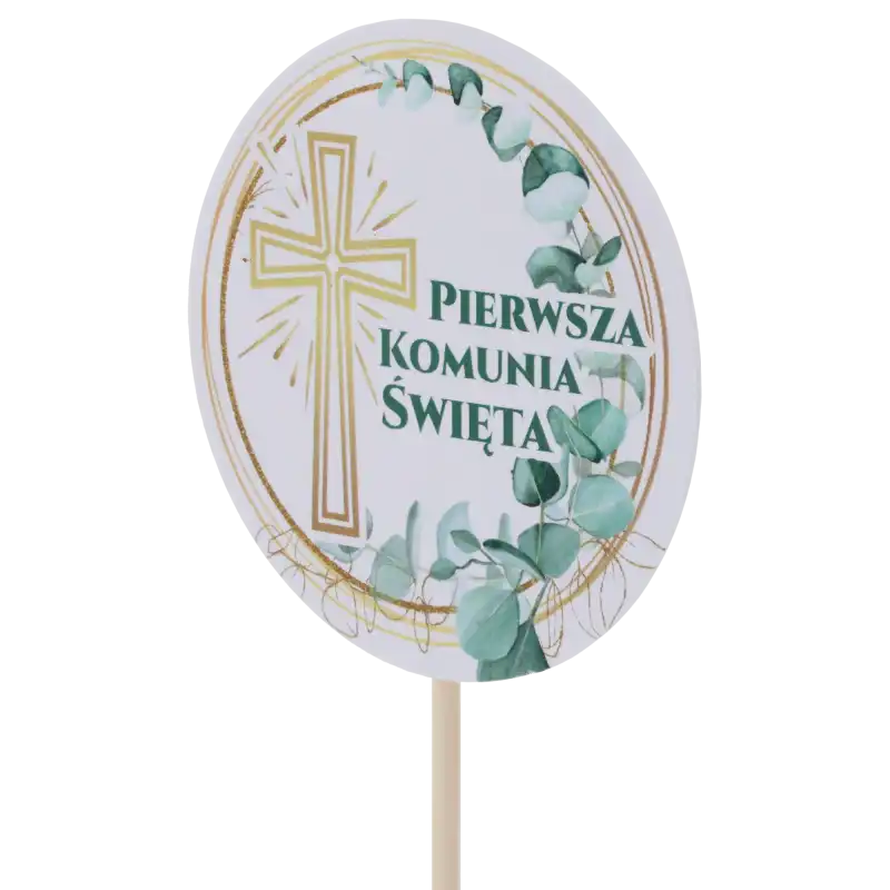 Półprofilowe ujęcie toppera komunijnego, ukazujące lekko zaokrąglony kształt dekoracji oraz sposób mocowania na drewnianym piku.