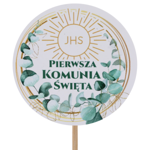 Zbliżenie na topper komunijny z eukaliptusem o średnicy 7 cm. Okrągły wzór z napisem Pierwsza Komunia Święta i motywem roślinnym.