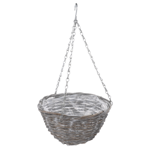 Wiszący kwietnik wiklinowy w kolorze szarym o średnicy 30 cm. Model z praktyczną folią ochronną oraz metalowym łańcuszkiem zakończonym haczykiem, gotowy do ekspozycji roślin.
