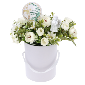 Artykuły dekoracyjne: flower box z kompozycją kwiatową, figurką aniołka i okolicznościowym toperem na Pierwszą Komunię Świętą.