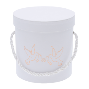 Biały ślubny flower box z dekoracyjnym złotym nadrukiem gołębi i obrączek oraz srebrnym sznurem. Średnica 12 cm.