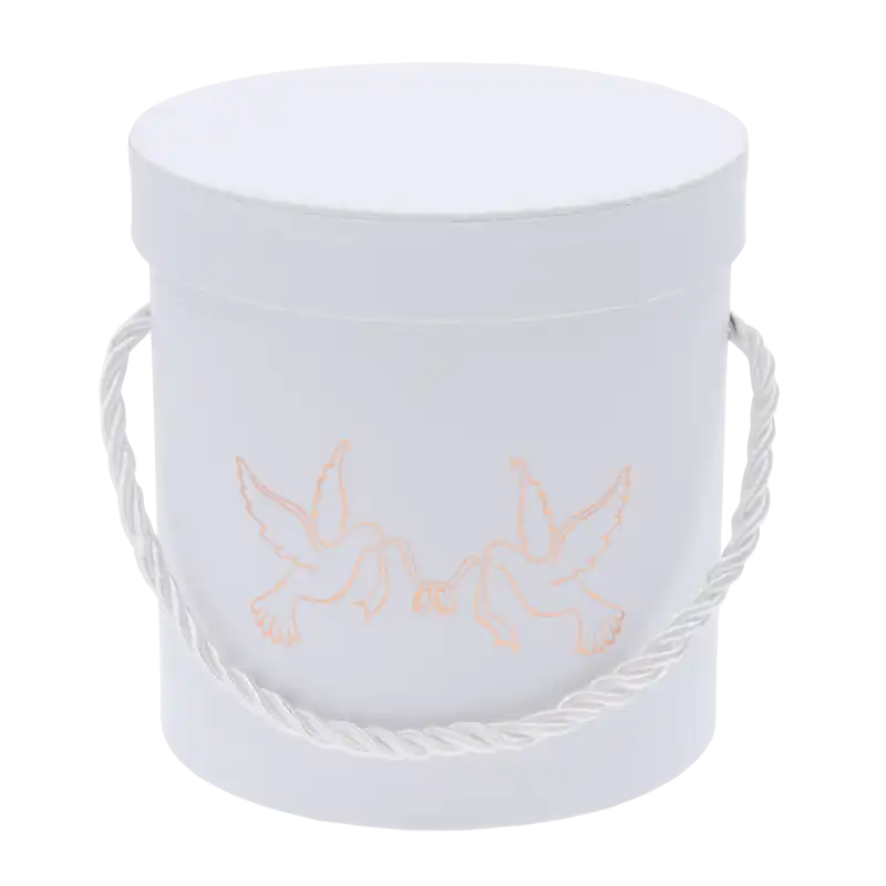 Biały ślubny flower box z dekoracyjnym złotym nadrukiem gołębi i obrączek oraz srebrnym sznurem. Średnica 12 cm.