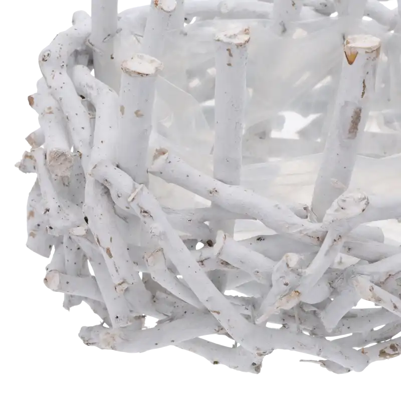 Zbliżenie na fakturę białych patyków, z których wykonana jest osłonka. Detal naturalnego materiału.