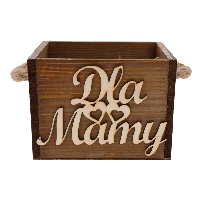 Brązowa skrzynka prezentowa Dla Mamy o wysokości 15 cm w rustykalnym stylu. Drewniana baza z ozdobnym napisem oraz jutowymi uchwytami, idealna na upominki na Dzień Matki.