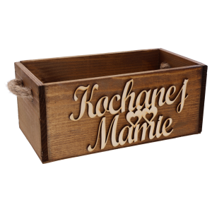 Pusta brązowa skrzynka drewniana z napisem Kochanej Mamie i ozdobnymi sercami, widoczna w ujęciu z boku na jasnym tle.