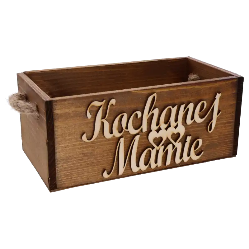 Pusta brązowa skrzynka drewniana z napisem Kochanej Mamie i ozdobnymi sercami, widoczna w ujęciu z boku na jasnym tle.