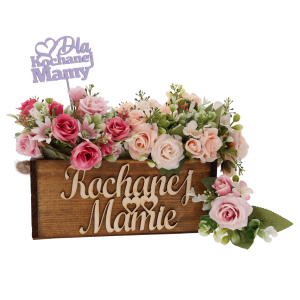 Brązowa skrzynka Kochanej Mamie wypełniona bukietem sztucznych róż w odcieniach różu, z dekoracyjnym topperem Dla Kochanej Mamy.