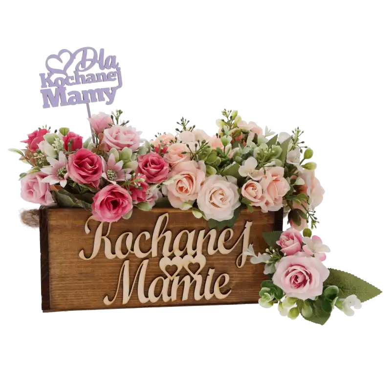 Brązowa skrzynka Kochanej Mamie wypełniona bukietem sztucznych róż w odcieniach różu, z dekoracyjnym topperem Dla Kochanej Mamy.