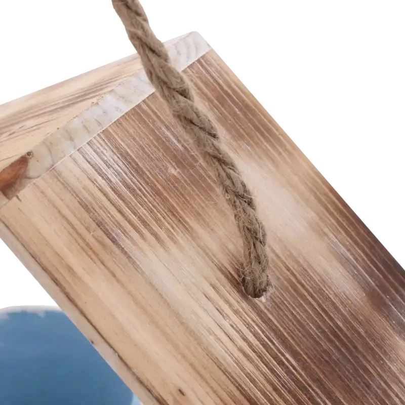 Detail drewnianego elementu dekoracyjnego z jutowym uchwytem umożliwiającym wygodne zawieszenie.