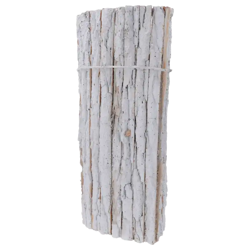 Fragment osłonki z kory o wysokości 60 cm. Ukazanie naturalnej struktury materiału oraz białego wykończenia kwietnika.