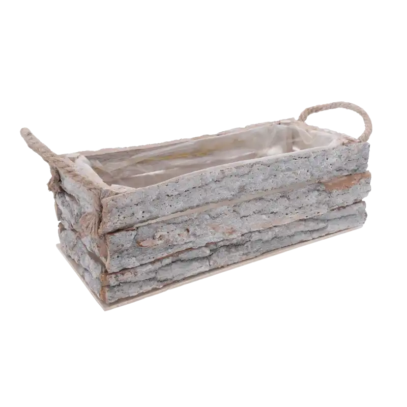 Widok na osłonkę z kory 35 cm ustawioną pod kątem. Konstrukcja z naturalnego drewna z wyraźną fakturą kory i praktycznymi sznurowymi uchwytami. Wnętrze jest przygotowane do stworzenia dekoracyjnej kompozycji z kwiatów lub ziół.