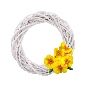 Biały wianek wiklinowy 25 cm ozdobiony bukietem żółtych kwiatów, przykład gotowej kompozycji florystycznej.