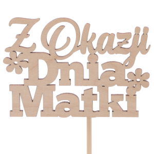 Zbliżenie na naturalny topper Z okazji Dnia Matki o długości 35 cm. Drewniane napisy na piku z ozdobnymi kwiatami stanowią elegancką dekorację bukietów i prezentów dla Mamy.
