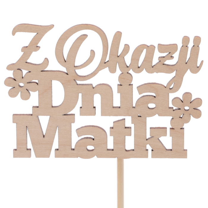Zbliżenie na naturalny topper Z okazji Dnia Matki o długości 35 cm. Drewniane napisy na piku z ozdobnymi kwiatami stanowią elegancką dekorację bukietów i prezentów dla Mamy.