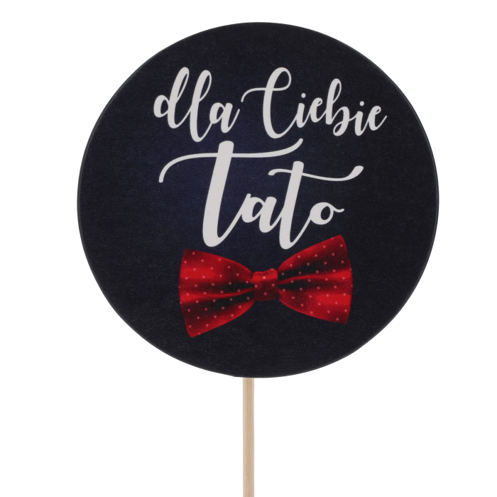Zbliżenie na okrągły topper Dla Ciebie Tato o długości 27 cm z nadrukiem czerwonej muchy, idealny jako toppery napisy na piku.