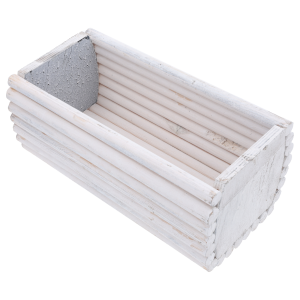 Wnętrze prostokątnej osłonki 30x15 cm wykonanej z białych drewnianych palików. Widoczna struktura naturalnego drewna.