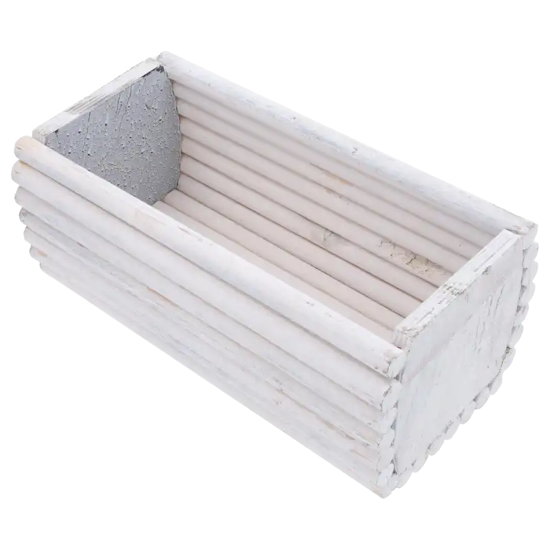 Wnętrze prostokątnej osłonki 30x15 cm wykonanej z białych drewnianych palików. Widoczna struktura naturalnego drewna.